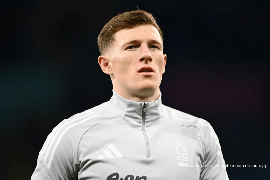 Elliot Anderson em ação com o Nottingham Forest durante a temporada 2025-26 – acordo de princípio assinado com o Manchester City até 2031