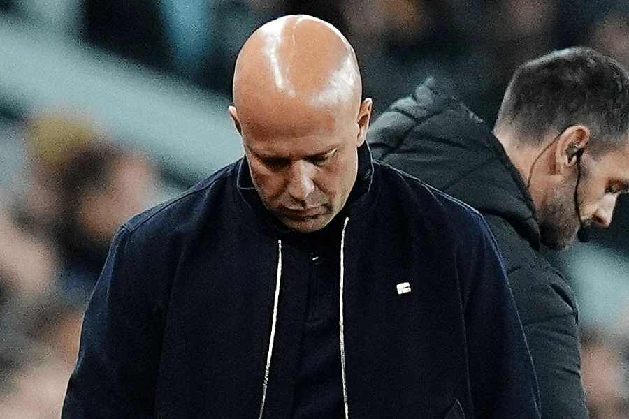 Arne Slot treinador do Liverpool no banco de Anfield, demitido em 30 de maio de 2026 após um 5º lugar decepcionante na Premier League temporada 2025-26