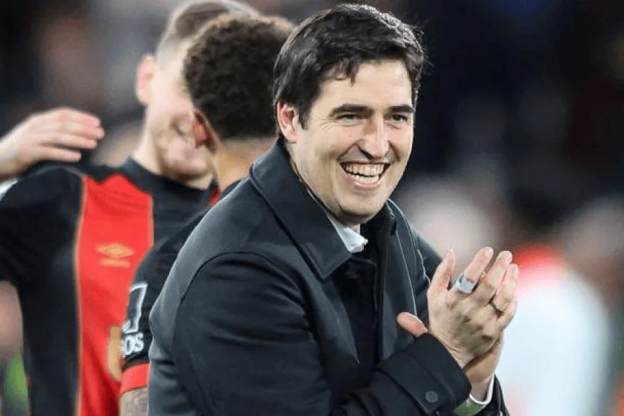 Andoni Iraola, treinador do Bournemouth, celebra com seus jogadores no Vitality Stadium — dezesseis jogos sem derrota antes do confronto Bournemouth Manchester City 19 de maio de 2026 na Premier League