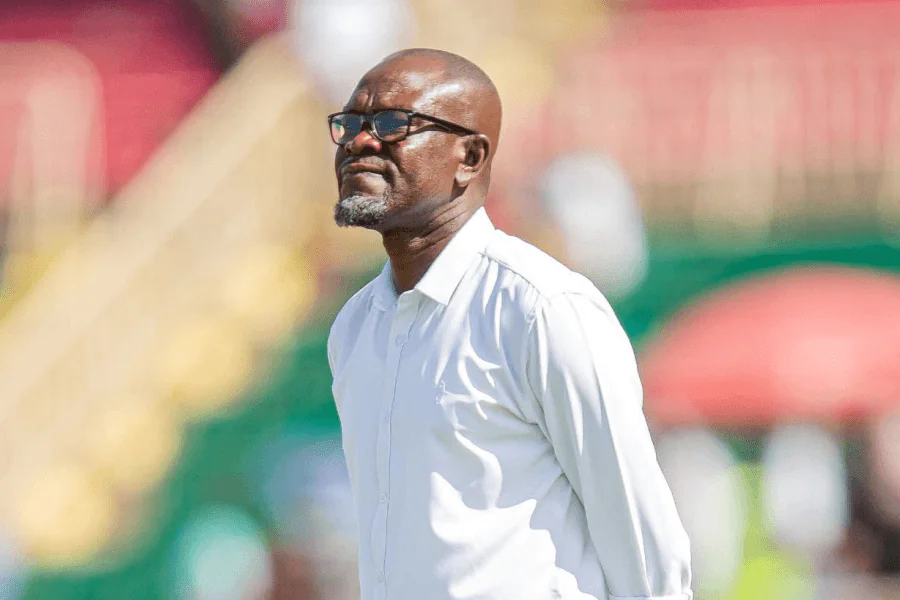 Charles Akonnor treinador Gor Mahia antes do jogo Gor Mahia Nairobi United 31 de maio de 2026 – pedido de lenços brancos Estádio Nyayo Nairobi