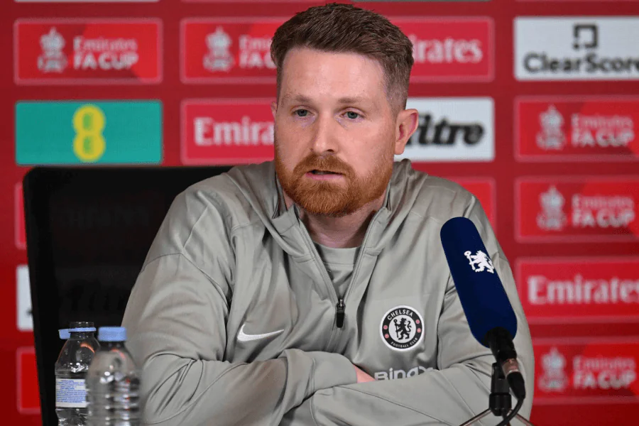 Callum McFarlane treinador interino Chelsea Premier League maio 2026 — após demissão de Liam Rosenior