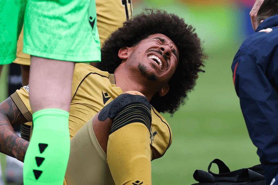 Chris Richards cai após colisão com Igor Thiago Brentford Crystal Palace 17 de maio de 2026 — lesão tornozelo ligamentos