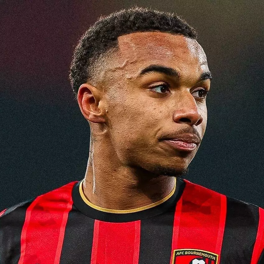 Eli Junior Kroupi celebrando um gol com a camisa do Bournemouth na Premier League
