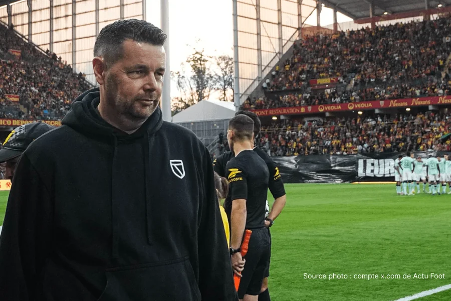 Pierre Sage treinador RC Lens após vitória contra Nantes em 8 de maio de 2026 — desistência da corrida pelo título antes de Bollaert PSG