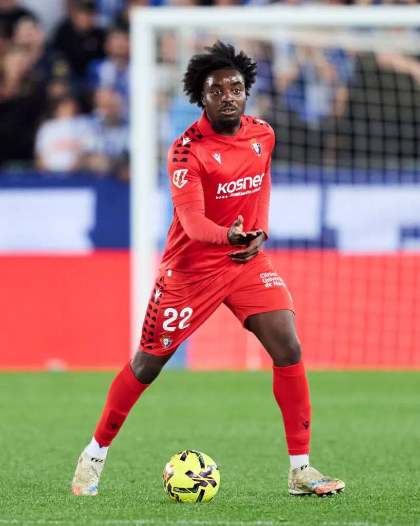 Enzo Boyomo, defensor central camaronês do CA Osasuna em ação na Liga, temporada 2025-2026