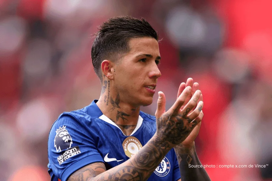 Enzo Fernandez capitão Chelsea durante um jogo da Premier League 2025-26 – saída provável neste verão, Real Madrid e PSG na disputa