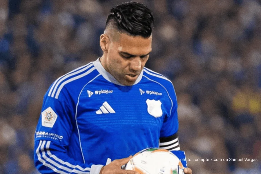 Falcão García usando uma máscara de proteção durante o retorno aos treinos com o Millonarios FC maio 2026 após fratura zigomática