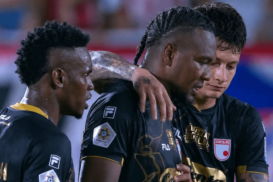 Hugo Rodallega perde seu pênalti contra o Junior de Barranquilla na semifinal da Liga BetPlay em 23 de maio de 2026 — bola na trave