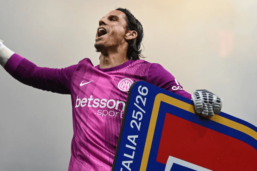 Yann Sommer goleiro Inter de Milão saúda o público em San Siro durante seu último jogo da Serie A 2025-26