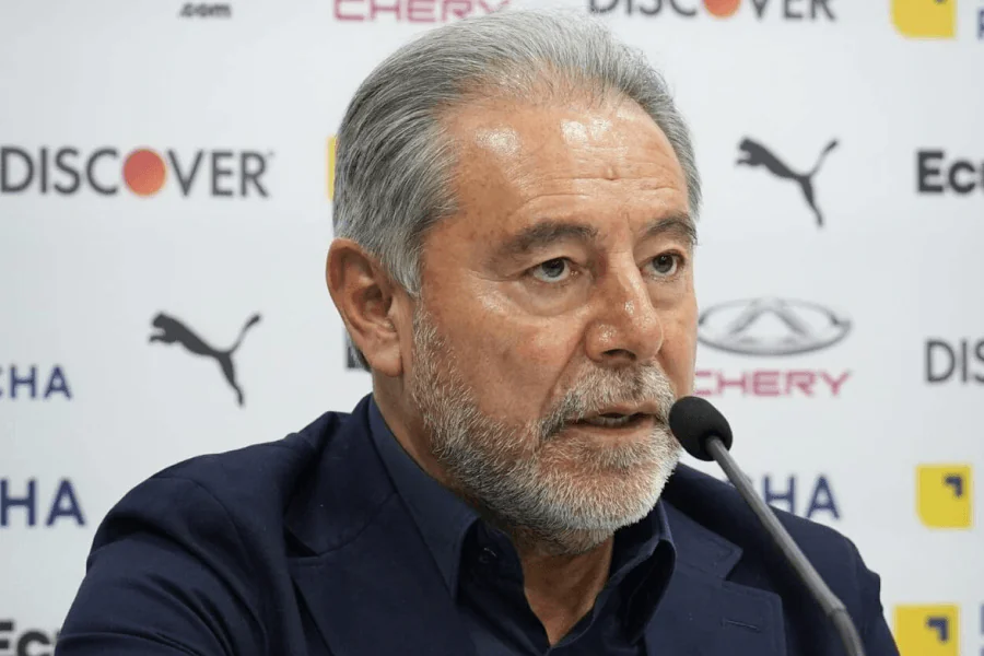 Isaac Álvarez presidente LDU Quito em coletiva de imprensa maio 2026 — apoio público a Tiago Nunes após Copa Libertadores