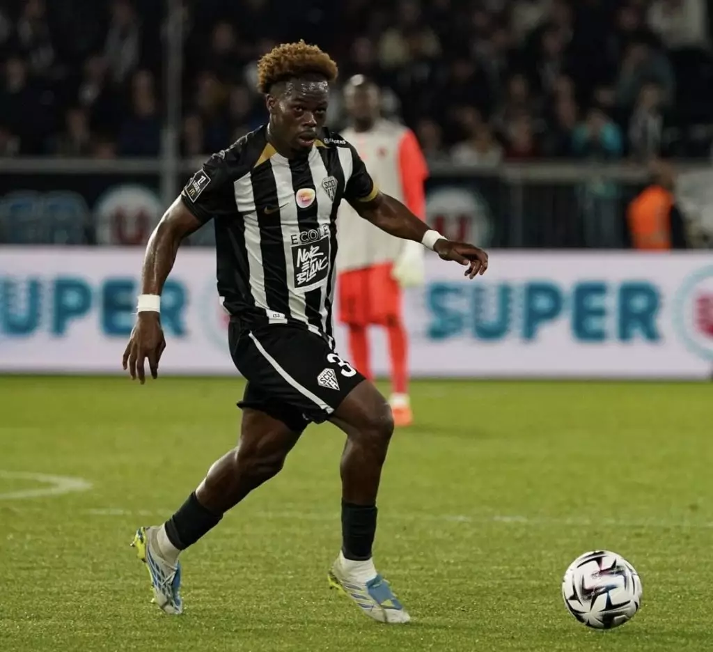Jacques Ekomié lateral esquerdo gabonês de Angers SCO alvo de Strasbourg Villarreal e clubes ingleses mercado 2026