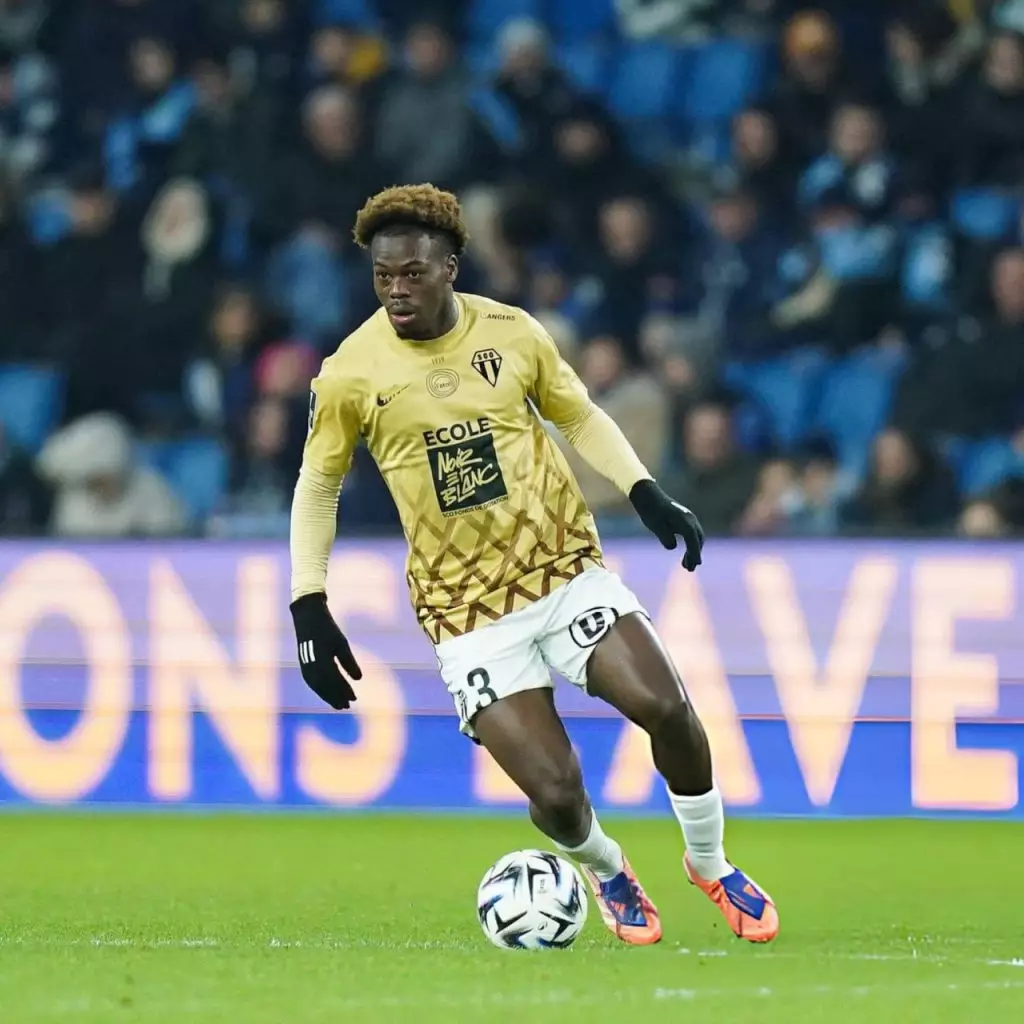 Jacques Ekomié Strasbourg Angers: lateral gabonês avaliado em 7-10 milhões de euros, sete clubes em disputa 2026