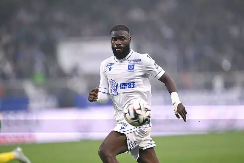 Lassine Sinayoko atacante maliano de l'AJ Auxerre em ação na Ligue 1 temporada 2025-2026