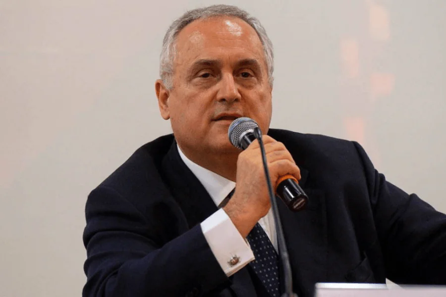 Claudio Lotito presidente da SS Lazio durante uma coletiva de imprensa em maio de 2026 – futuro de Sarri e sucessão na Lazio