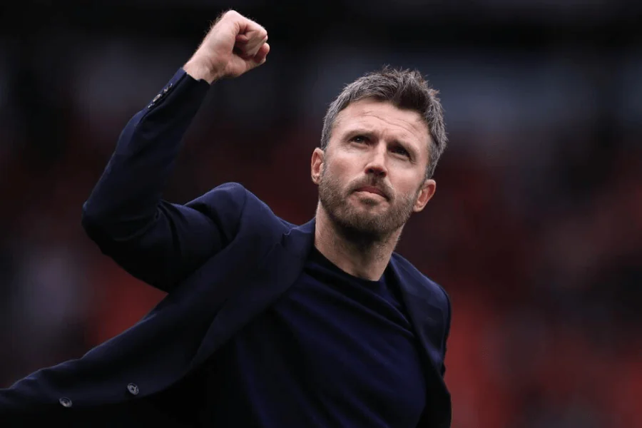 Michael Carrick no banco do Manchester United celebra uma vitória na Premier League 2025-26 — 11 vitórias em 16 jogos sob seu interinato