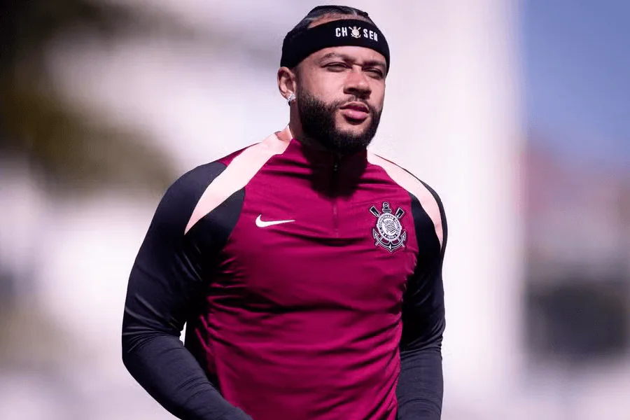 Memphis Depay em fase de transição física no CT Joaquim Grava antes de Corinthians Peñarol Libertadores — panturrilha machucada, retorno comprometido