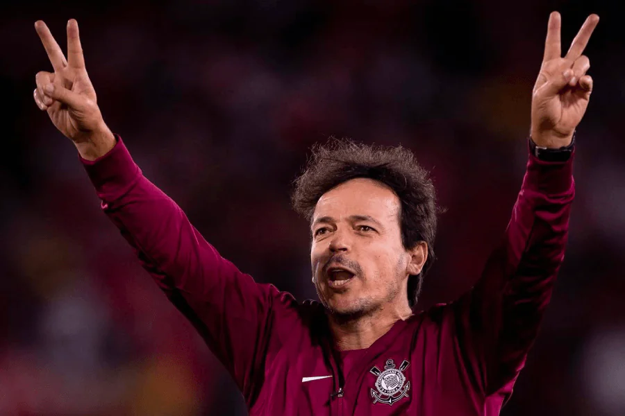 Fernando Diniz treinador do Corinthians antes da viagem a Montevidéu contra o Peñarol — Copa Libertadores Grupo E 22 de maio de 2026