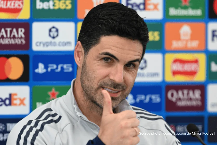 Mikel Arteta durante o discurso de celebração do título da Premier League Arsenal em Londres antes da final PSG Arsenal Budapeste 2026