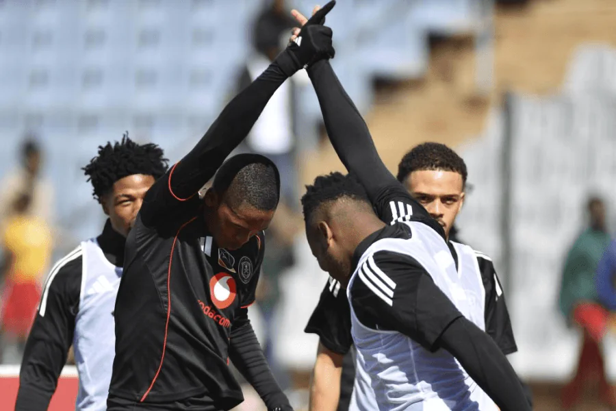 Jogadores do Orlando Pirates e Mamelodi Sundowns durante o confronto DDC de 9 de maio de 2026 no UJ Soweto Campus – dia decisivo para o título