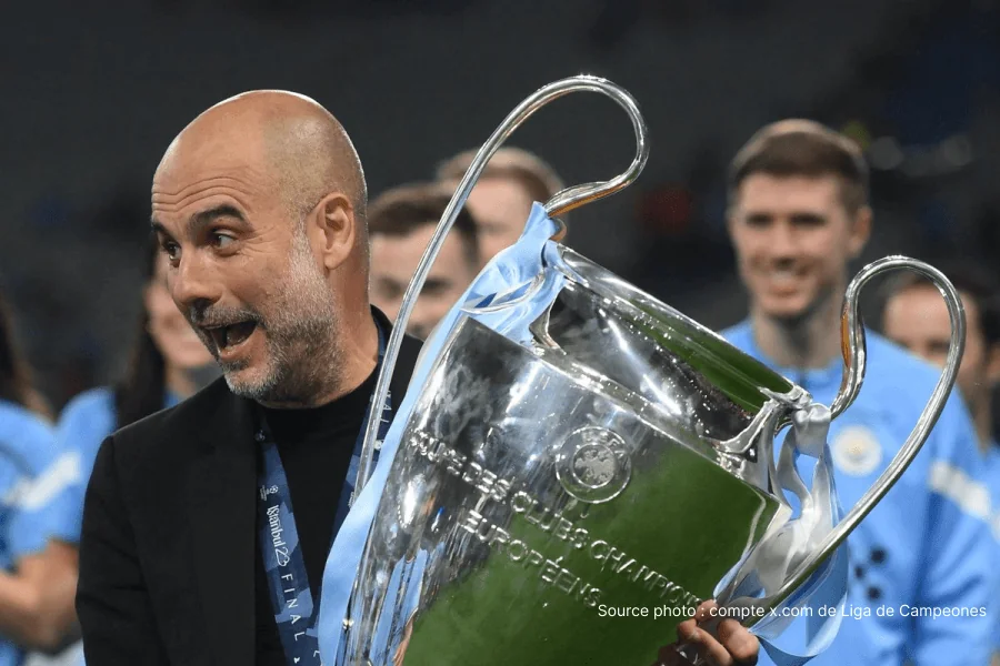 Pep Guardiola com os troféus conquistados no Manchester City — 20 títulos em dez anos, incluindo seis Premier League e uma Liga dos Campeões antes de seu último jogo em 24 de maio de 2026