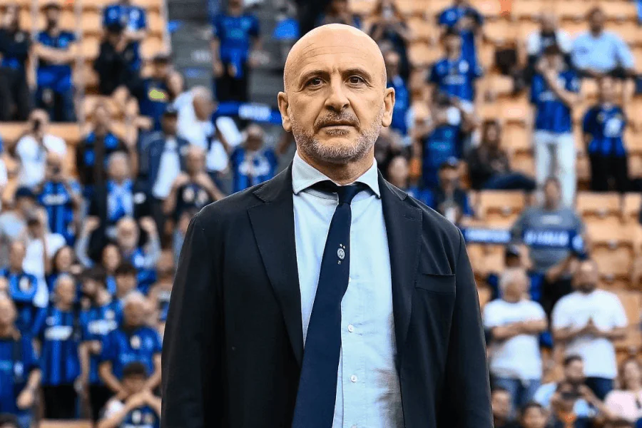 Piero Ausilio diretor esportivo do Inter de Milão durante uma coletiva de imprensa — negociações Curtis Jones Inter de Milão Liverpool verão 2026