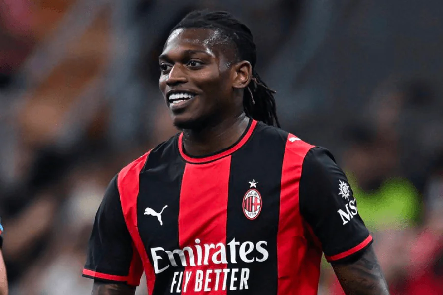 Rafael Leão celebra um gol na Serie A 2025-26 com o AC Milan — 10 gols em 31 jogos antes do anúncio de sua saída