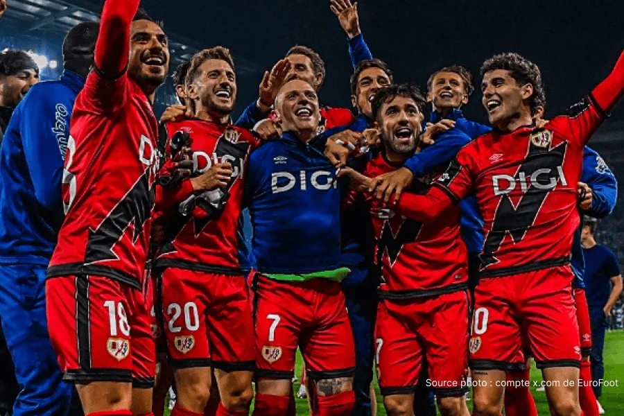 Jogadores do Rayo Vallecano celebrando a classificação para a final da Conference League após Strasbourg 0-1 Rayo 7 de maio de 2026