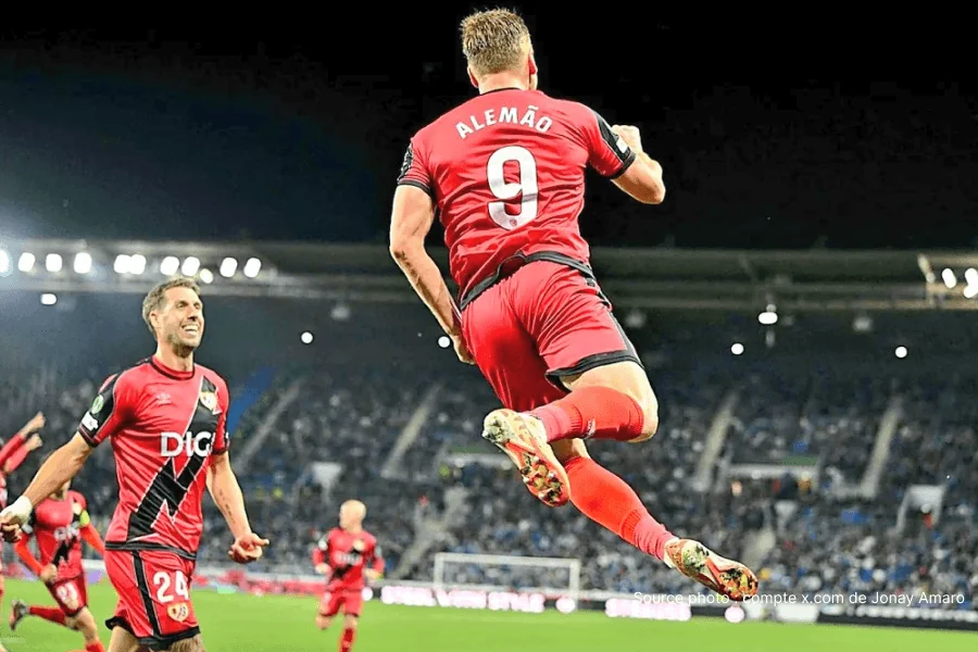 Alemão Rayo Vallecano autor do gol durante Strasbourg Rayo Vallecano semifinal de volta da Conference League maio de 2026