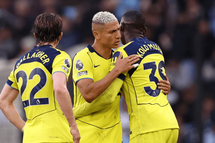 Richarlison autor de gol durante Tottenham 2-1 Aston Villa em 4 de maio de 2026 — atacante saiu machucado antes de Tottenham Leeds United 11 de maio