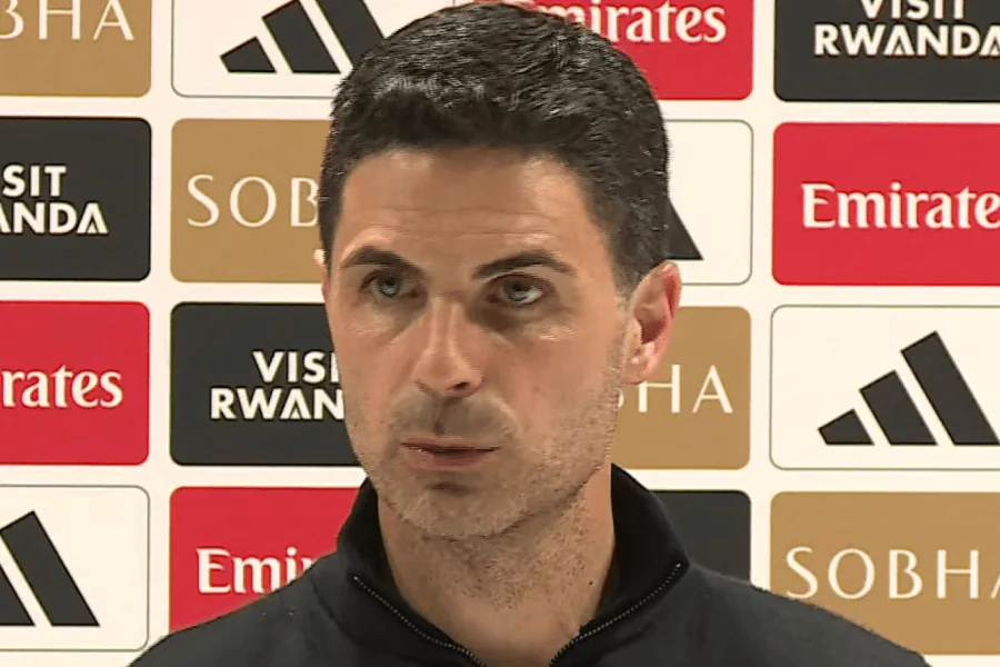 Mikel Arteta treinador Arsenal sorri após vitória 3-0 Fulham