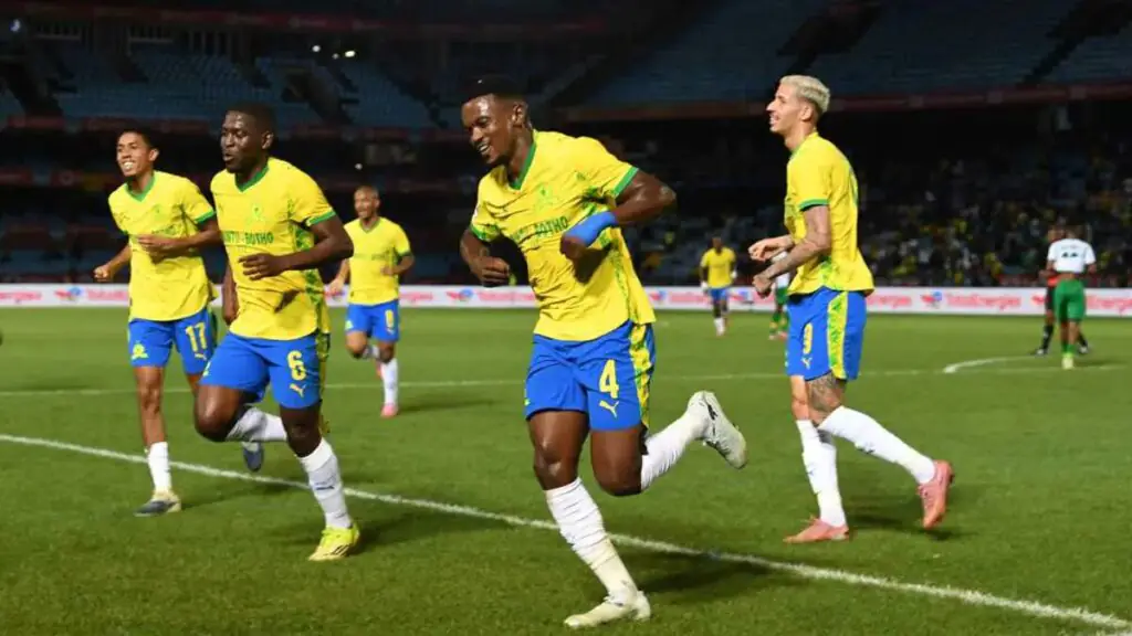 Teboho Mokoena Sundowns sob a camisa dos Brazilians durante um jogo da Betway Premiership 2025/26 — meio-campista internacional dos Bafana