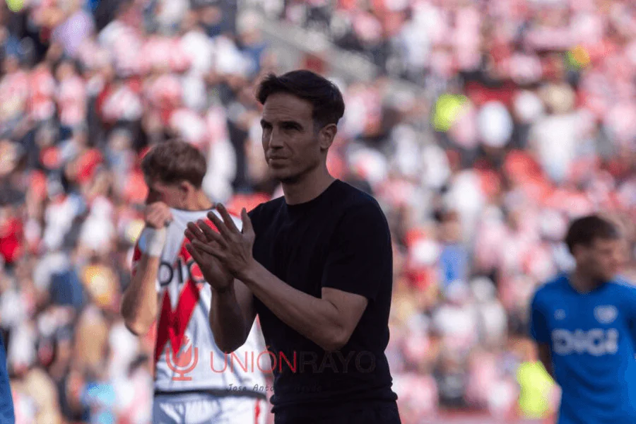 Iñigo Pérez treinador Rayo Vallecano após qualificação final Conference League Leipzig — antes do jogo Valencia Rayo Vallecano 14 de maio