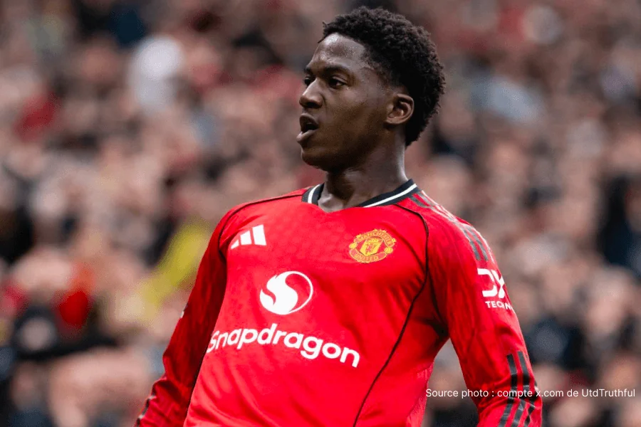 Kobbie Mainoo Manchester United gol da vitória 3-2 Liverpool Premier League 2026
