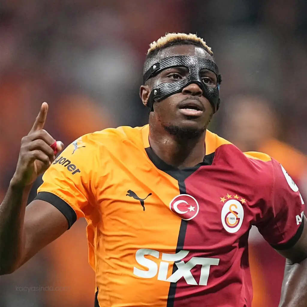 Victor Osimhen em duelo aéreo contra um defensor durante um jogo do Galatasaray
