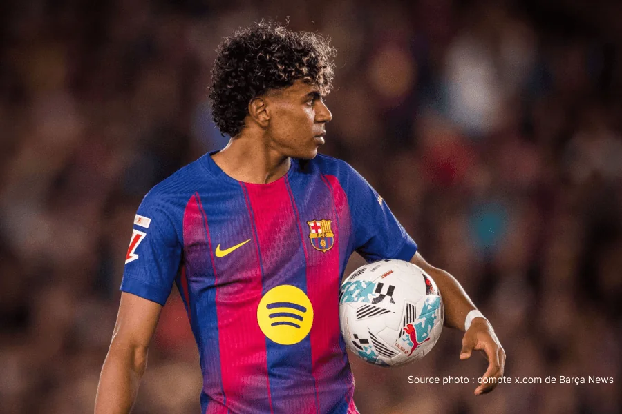 Lamine Yamal driblando, camisa da Espanha, Copa do Mundo 2026