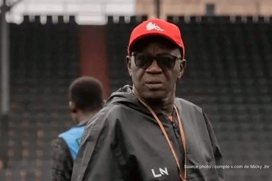 Lamine Ndiaye treinador USM Alger em coletiva de imprensa antes da final Zamalek USM Alger 9 de maio de 2026 no Estádio 5 de Julho de 1962 Argel