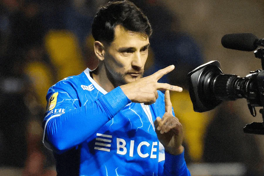 Fernando Zampedri sai em maca após rodillazo de Misael Llantén durante UC Deportes Limache 17 de maio de 2026 Liga de Primera Chile