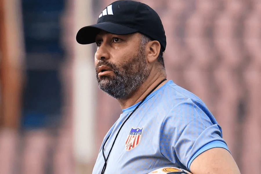 Adil Mohamed Erradi, novo treinador da Libéria, prepara seu plano de jogo antes de Sierra Leone Libéria 6 de junho de 2026 em Bo City