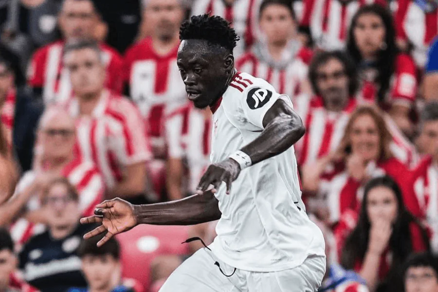 Akor Adams celebra um gol com a camisa do FC Sevilla durante a temporada 2025-2026 na La Liga – 10 gols em 32 jogos
