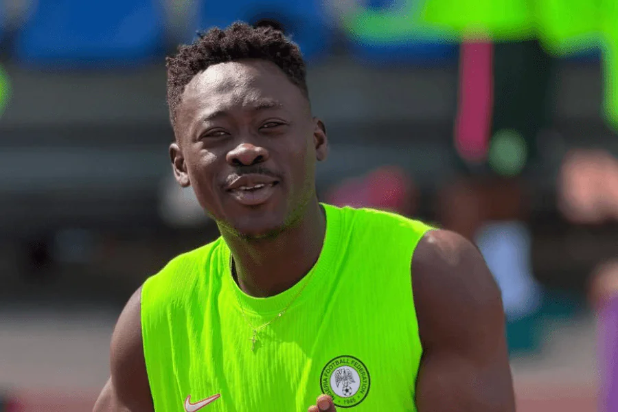 Akor Adams com a camisa dos Super Eagles da Nigéria durante o treinamento de junho de 2026 em Leiria, Portugal, antes do amistoso contra Portugal