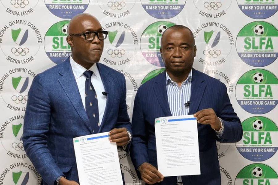 O presidente da SLFA, Babadi Kamara, se dirige aos jogadores das Leone Stars em treinamento em Freetown, junho de 2026, antes do jogo contra o Libéria