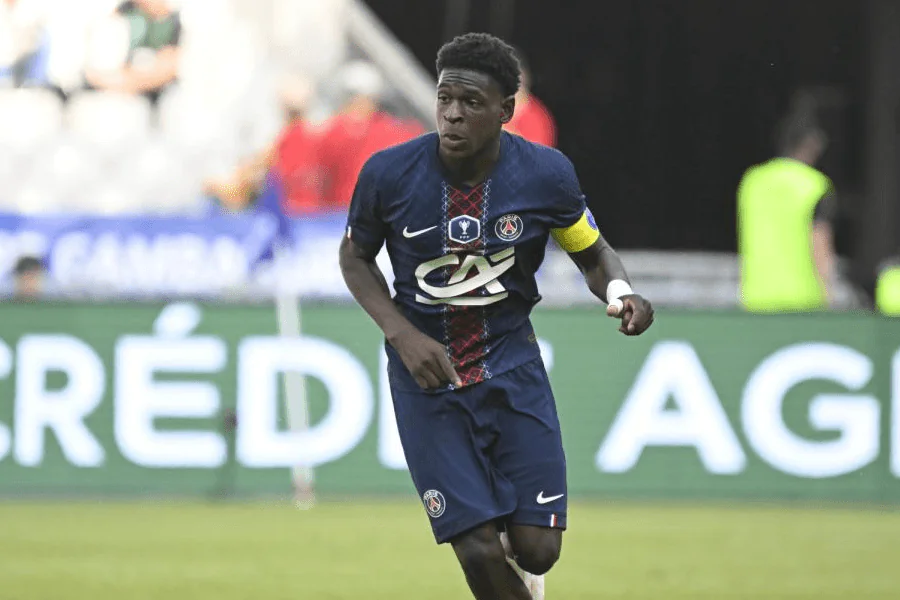 Emmanuel Mbemba defensor PSG U19 em ação durante um jogo da UEFA Youth League 2025-2026 — caso de transferência Arsenal PSG mercado