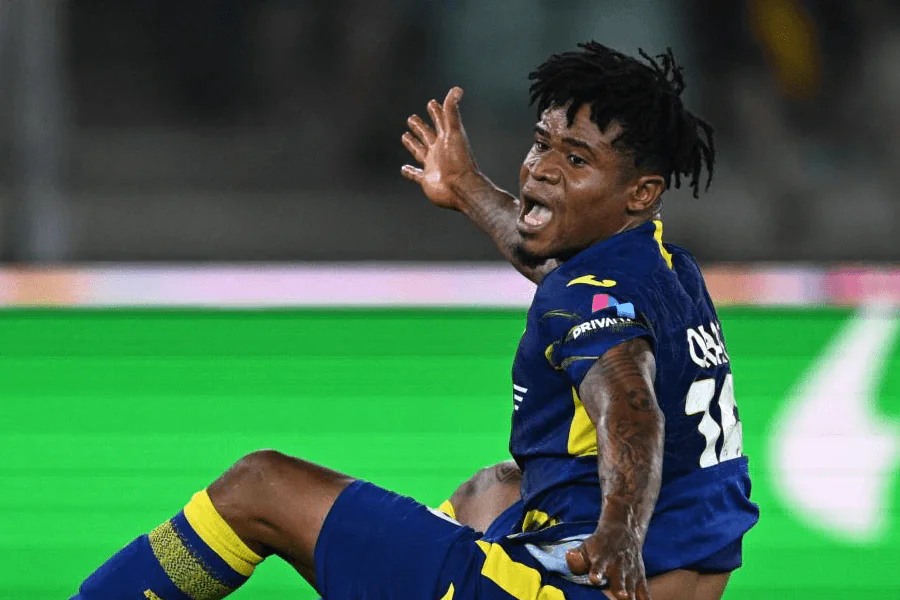 Gift Orban em ação com as cores do Hellas Verona na Serie A 2025-26, autor de 7 gols e 3 assistências em 28 jogos