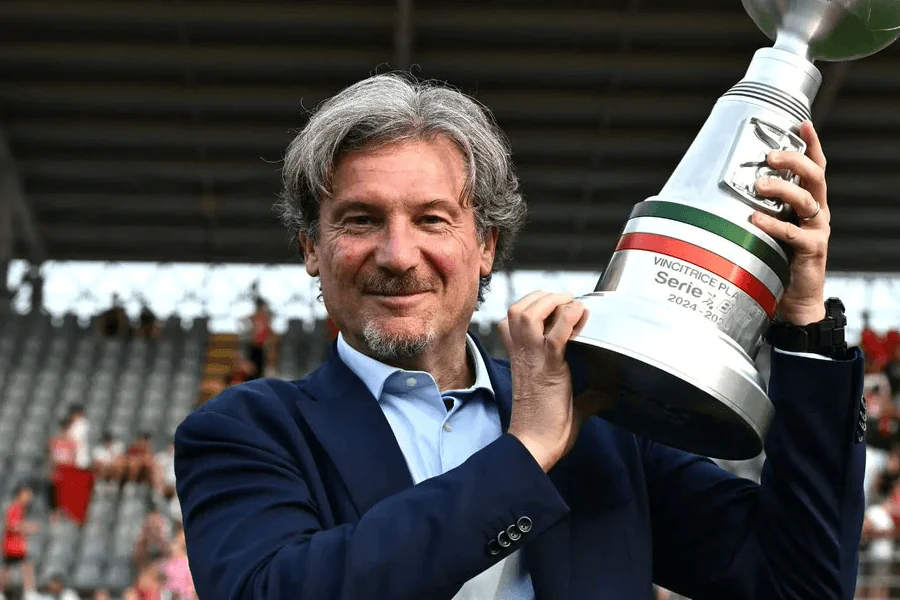Giovanni Stroppa, treinador do Venezia FC, celebra a promoção à Serie A 2026 após o título de campeão da Serie B