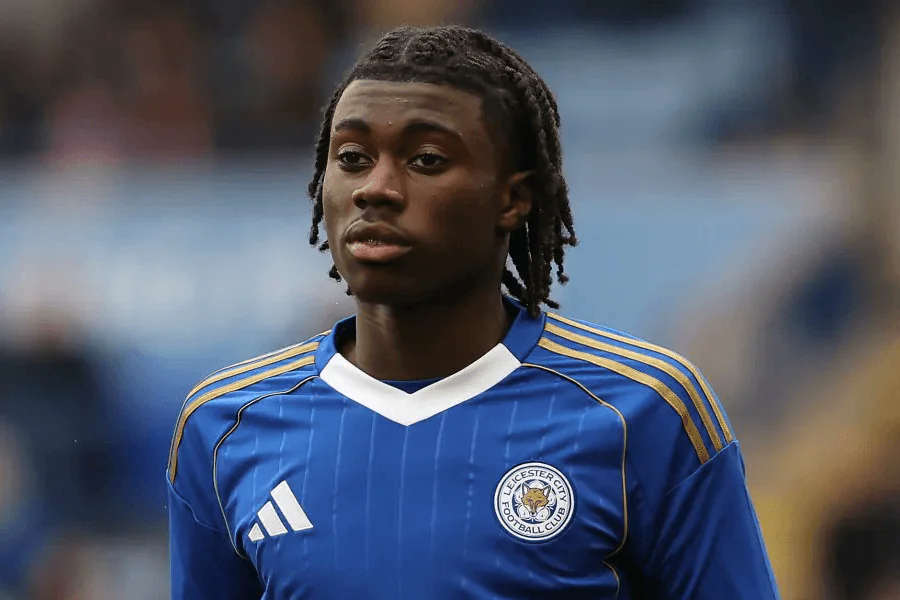 Jeremy Ngola Monga 16 anos Leicester City driblando na Championship 2025-2026 — ascendência congolense e zambiana