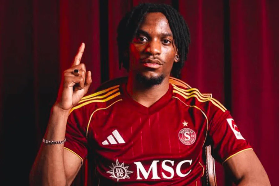 Junior Kadile número 10 durante sua apresentação no Servette FC por empréstimo do Almere City — mercado de inverno fevereiro de 2026 Genebra
