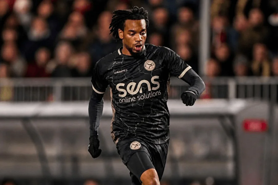 Junior Kadile driblando um defensor durante uma partida da Super League 2025-2026 — 6 gols e 10 assistências em 13 partidas pelo Servette FC