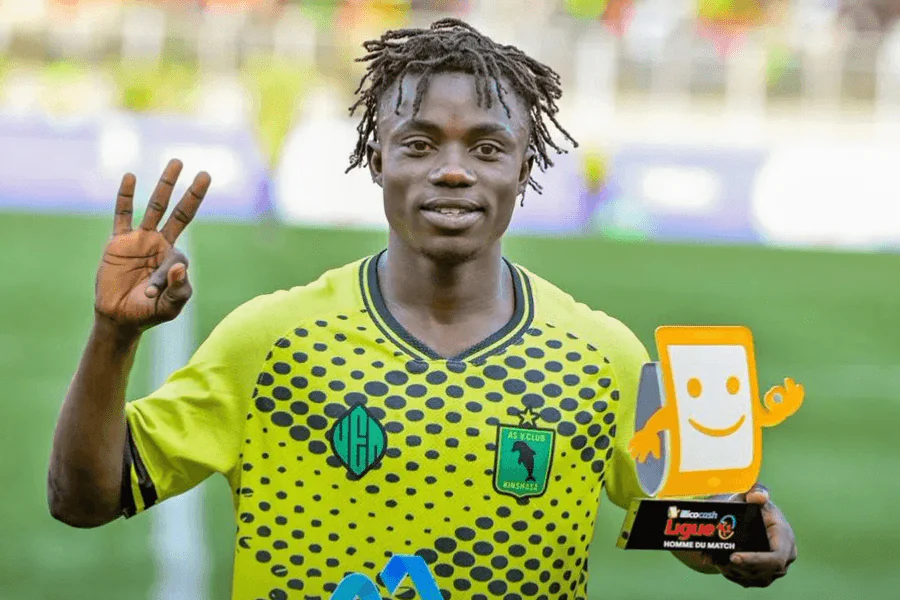 Marzouk Diakana celebra seu gol durante Vita Club Céleste FC playoffs Linafoot — 2-0 no campo Kurara Mpova em 24 de maio de 2026