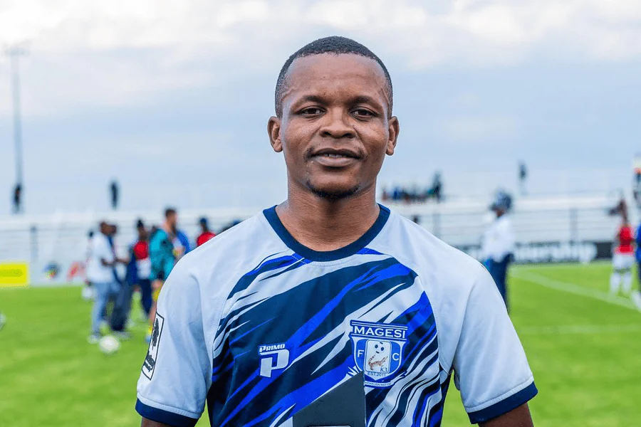 Mcedi Vandala celebra seu gol de empate durante Cape Town City Magesi play-off 10 de junho de 2026 — 1-1 aos 49 minutos no Athlone Stadium