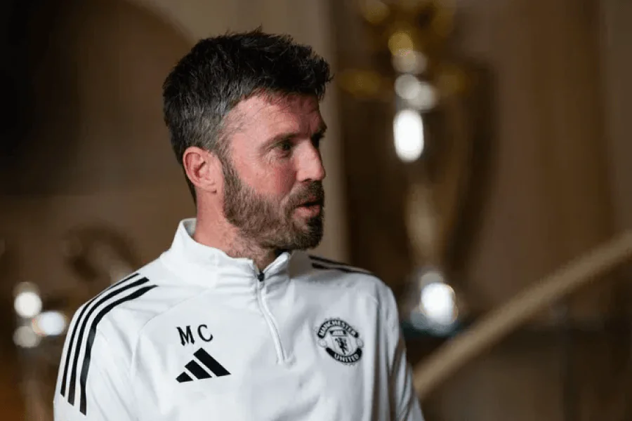 Michael Carrick treinador do Manchester United durante a preparação da janela de transferências de junho de 2026 – reconstrução do meio-campo para a Liga dos Campeões